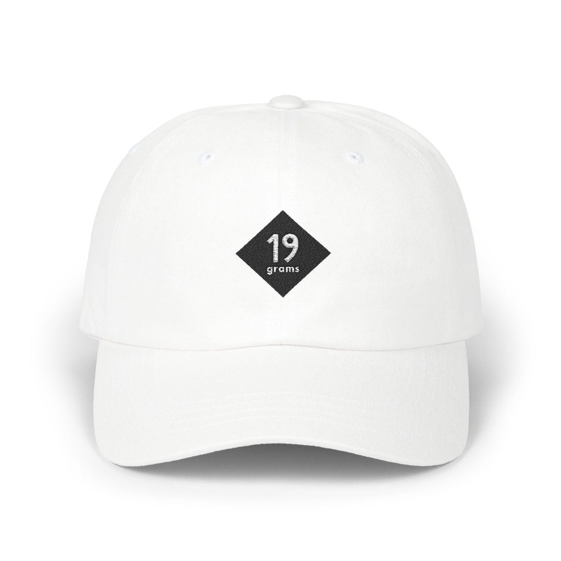 19grams Weiße Baseball Cap freistehend – Produktfoto Cap mit 19grims.com Roasters Logo, Merchandise von 19grams Berlin