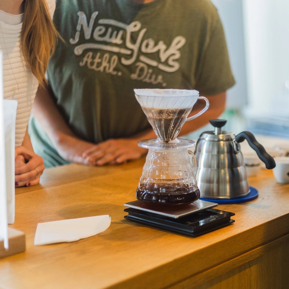 V60 Dripper und Gooseneck Kanne auf Waage beim 19grams Filterkaffee Kaffeetasting Kurs mit Arundhati Shenoy – Pour-Over Brewing Workshop Specialty Coffee Berlin