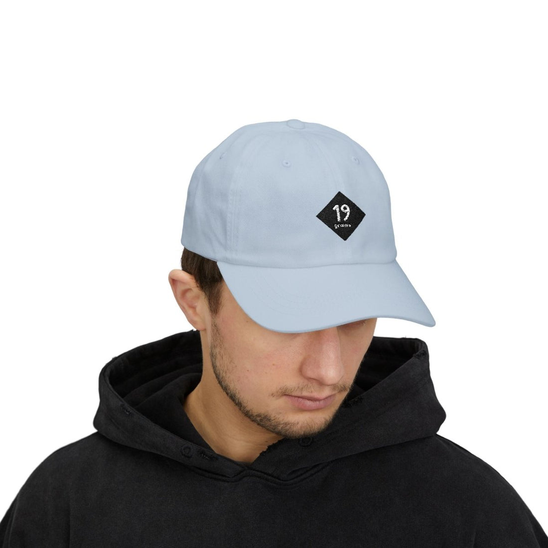 19grams Blaue Baseball Cap Frontansicht getragen – Cap mit 19grims.com Roasters Logo, Lifestyle-Produktfoto Merchandise