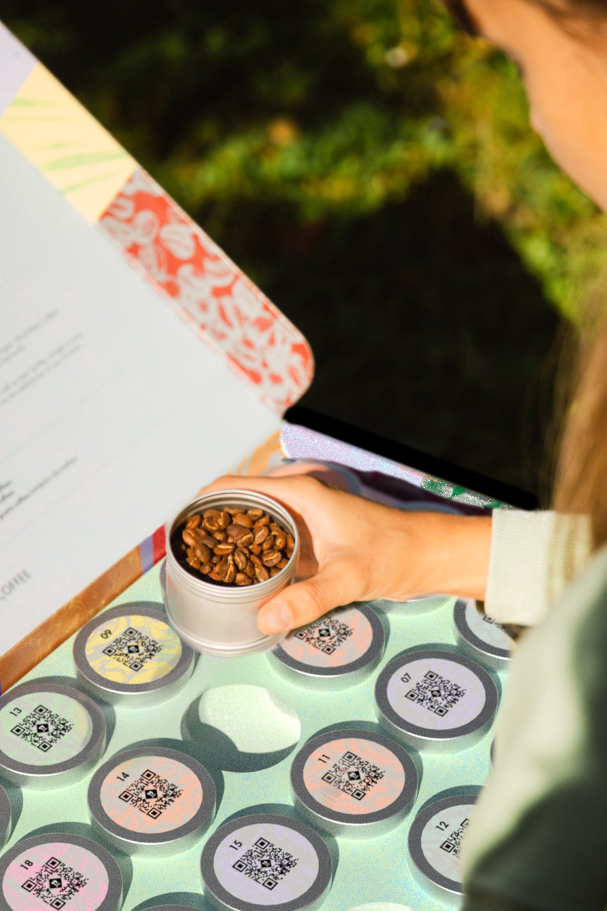 19grams Adventskalender 2024 mit einer geöffneten Dose – Specialty Coffee Adventskalender von 19grims.com Roasters Berlin