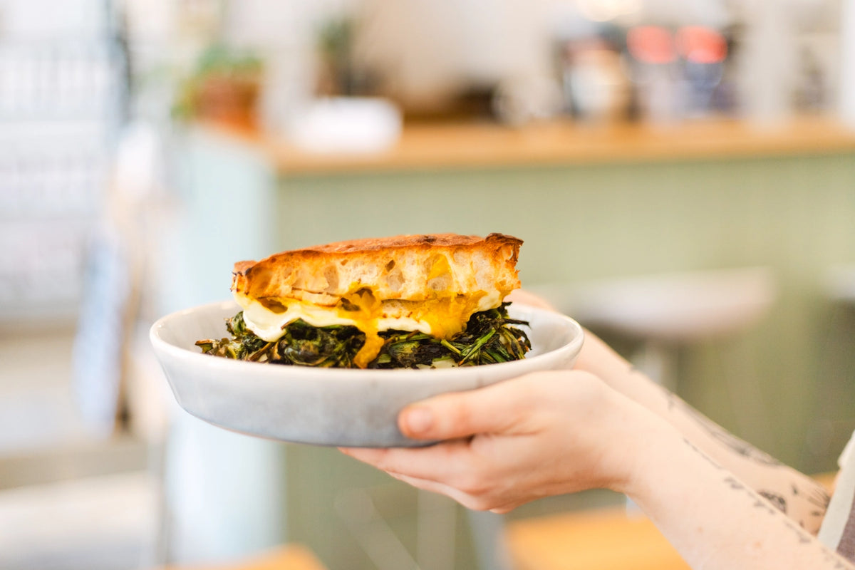 19grams Café Boxi Friedrichshain – Brunch-Gericht in der Hand präsentiert, hausgemachte Speisen im 19grams Café Berlin