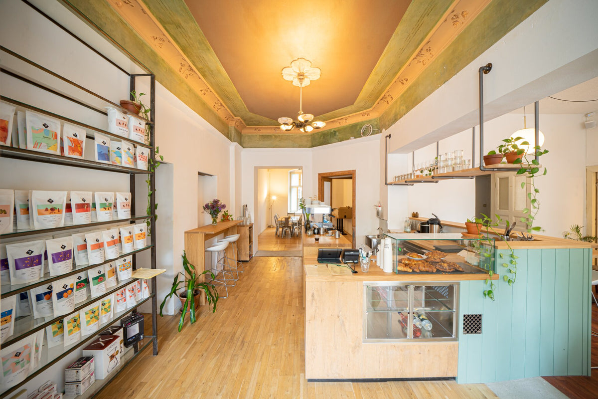 19grams Boxhagener Platz Café Frontbar in Friedrichshain Berlin – Specialty Coffee Bar der 19grims.com Roasters, modernes Café im Kiez