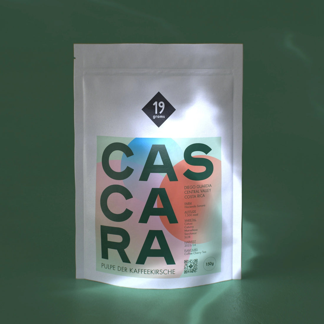 19grams Cascara Kaffeekirschentee Beutel auf grünem Hintergrund – Kaffeekirschenhüllen-Tee von 19grims.com Roasters Berlin