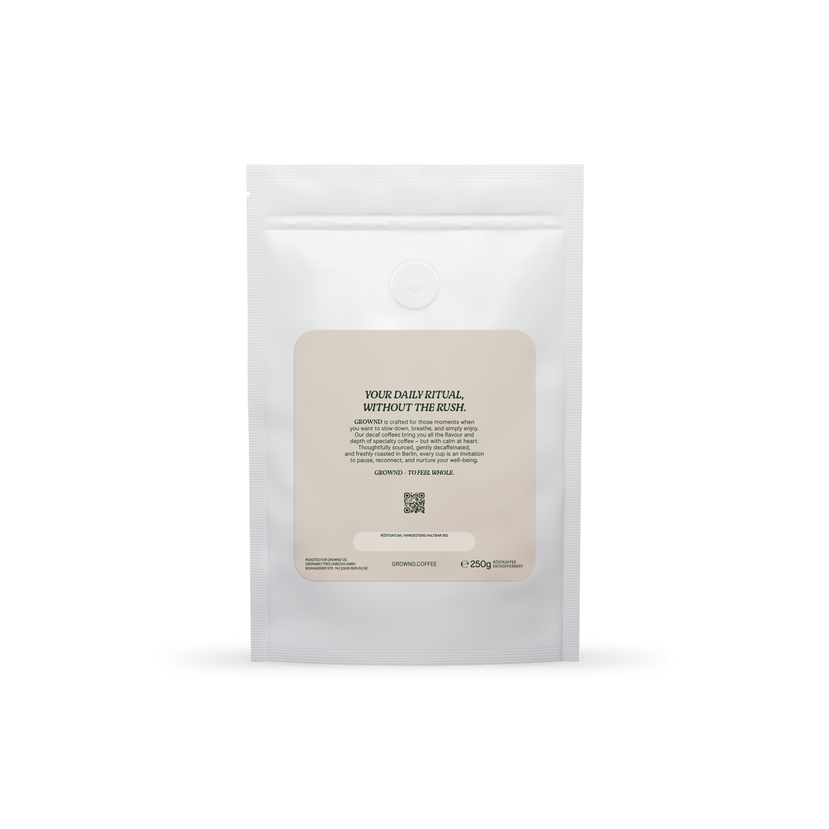 19grams GROWND Decaf – Rückseite des weißen 250-g-Kaffeebeutels mit beigem Label, Markentext „Your daily ritual, without the rush“ und Feld für das Röstdatum