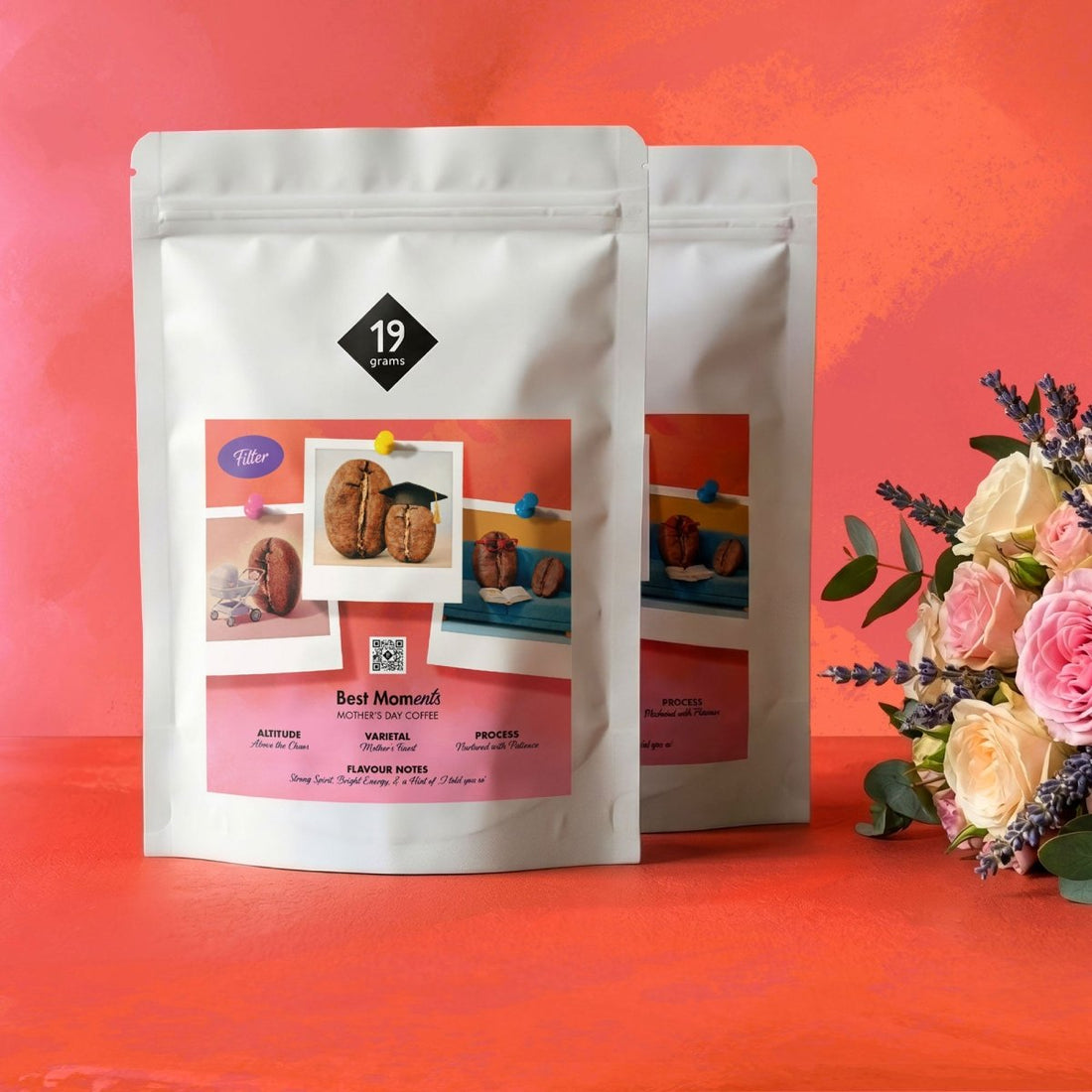 19grams Best Moments Muttertag Specialty Coffee – zwei Kaffeebeutel mit Polaroid-Motiv auf rotem Hintergrund mit Blumenstrauß