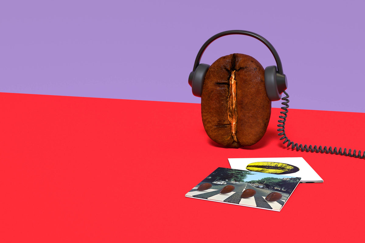 19grams Playlist Bean – Kaffeebohne mit Kopfhörer und Schallplatten, kreatives Produktfoto zum kuratierter Musik-Playlist-Kaffee von 19grims.com Roasters Berlin
