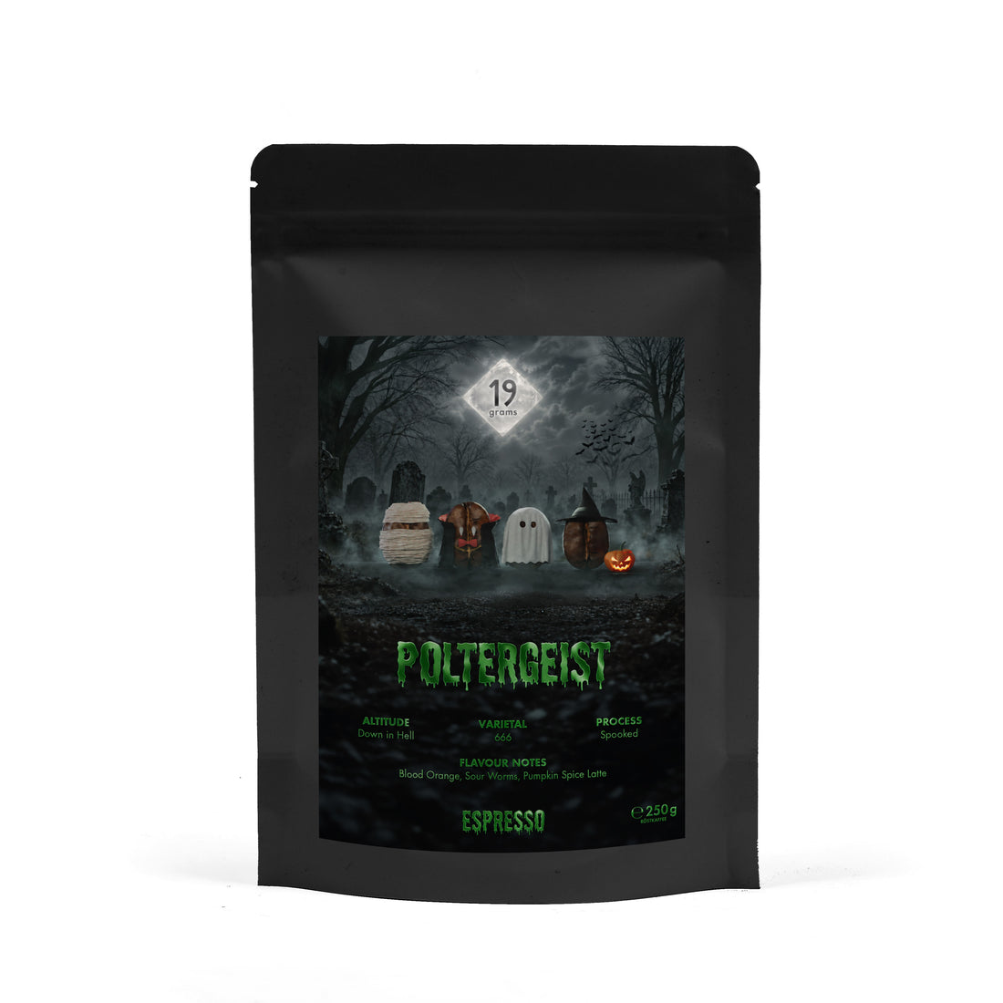 19grams Poltergeist Espresso 250g Kaffeebeutel Produktmockup – schwarzer Beutel mit Halloween-Friedhofsmotiv und Flavour Notes Blood Orange, Sour Worms, Pumpkin Spice Latte
