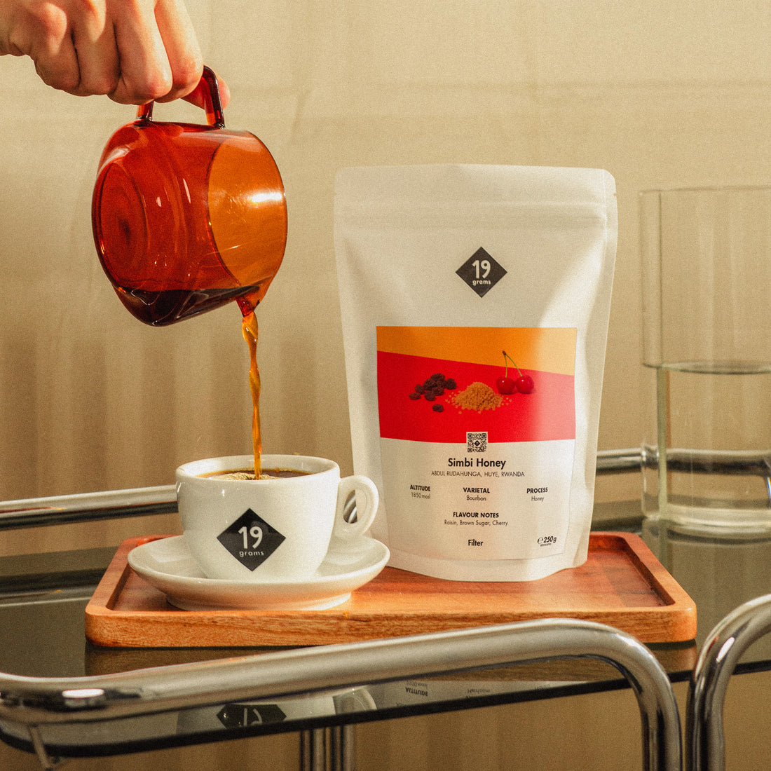 19grams Simbi Honey Filter Kaffeebeutel Mood-Shot – Einschenken von Filterkaffee, Honey-Aufbereitung aus Huye, Ruanda, Specialty Coffee