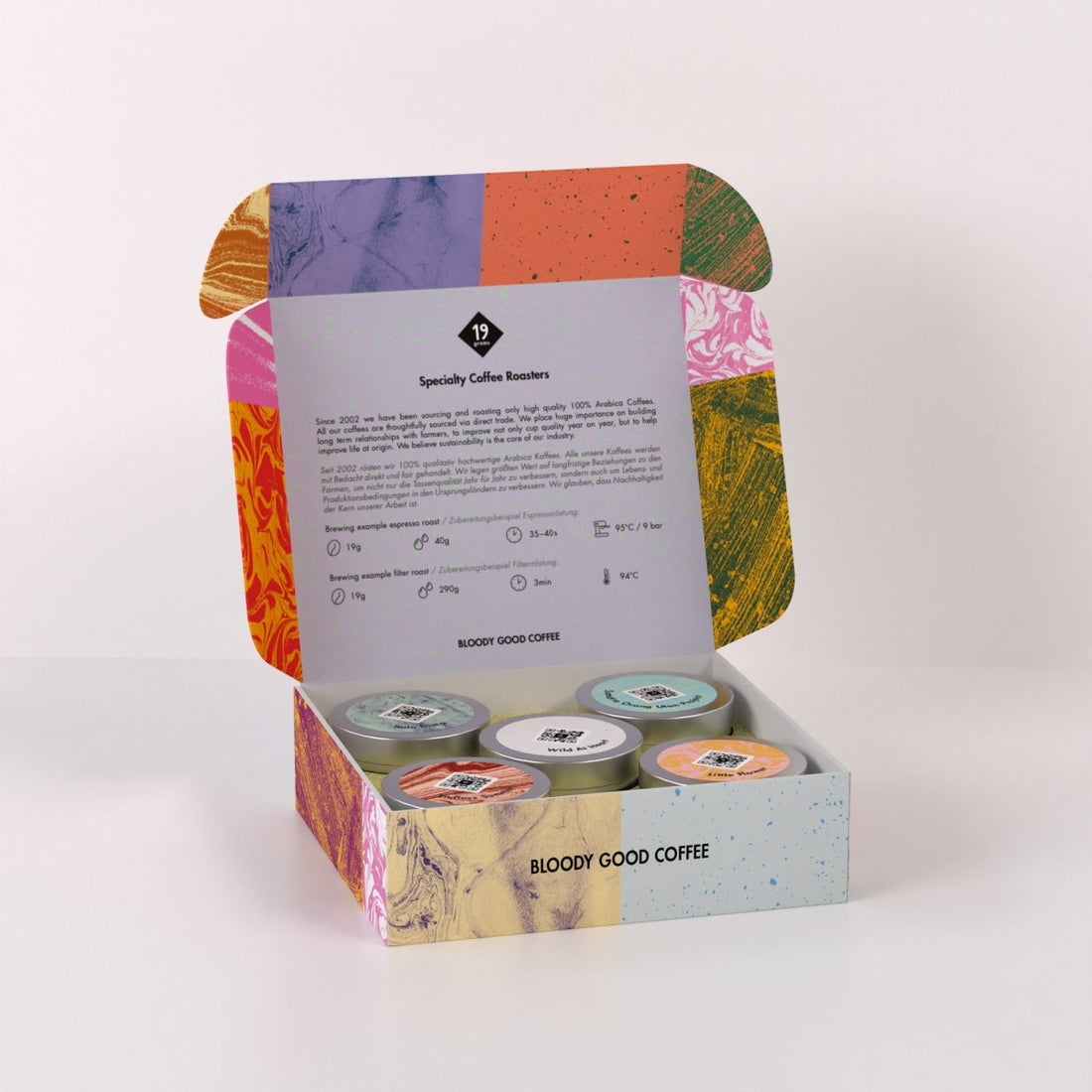 19grams Espresso Testbox geöffnet – 5 bunte Kaffeedosen und Brüanweisungen in der "Bloody Good Coffee"-Verpackung, Produktfreisteller von 19grims.com Roasters Berlin
