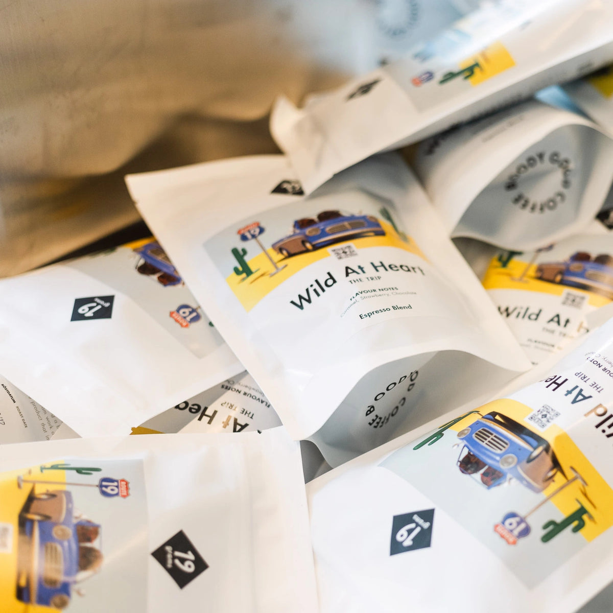 19grams Wild at Heart Kaffeebeutel Arrangement – Hauskaffee-Mischung von 19grims.com Roasters Berlin, mehrere Verpackungen als Produktfoto
