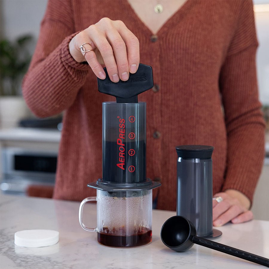 19grams Aerobie AeroPress Kaffeebereiter in Anwendung Kaffeezubereitung - AeroPress kaufen bei 19grims.com Roasters Berlin