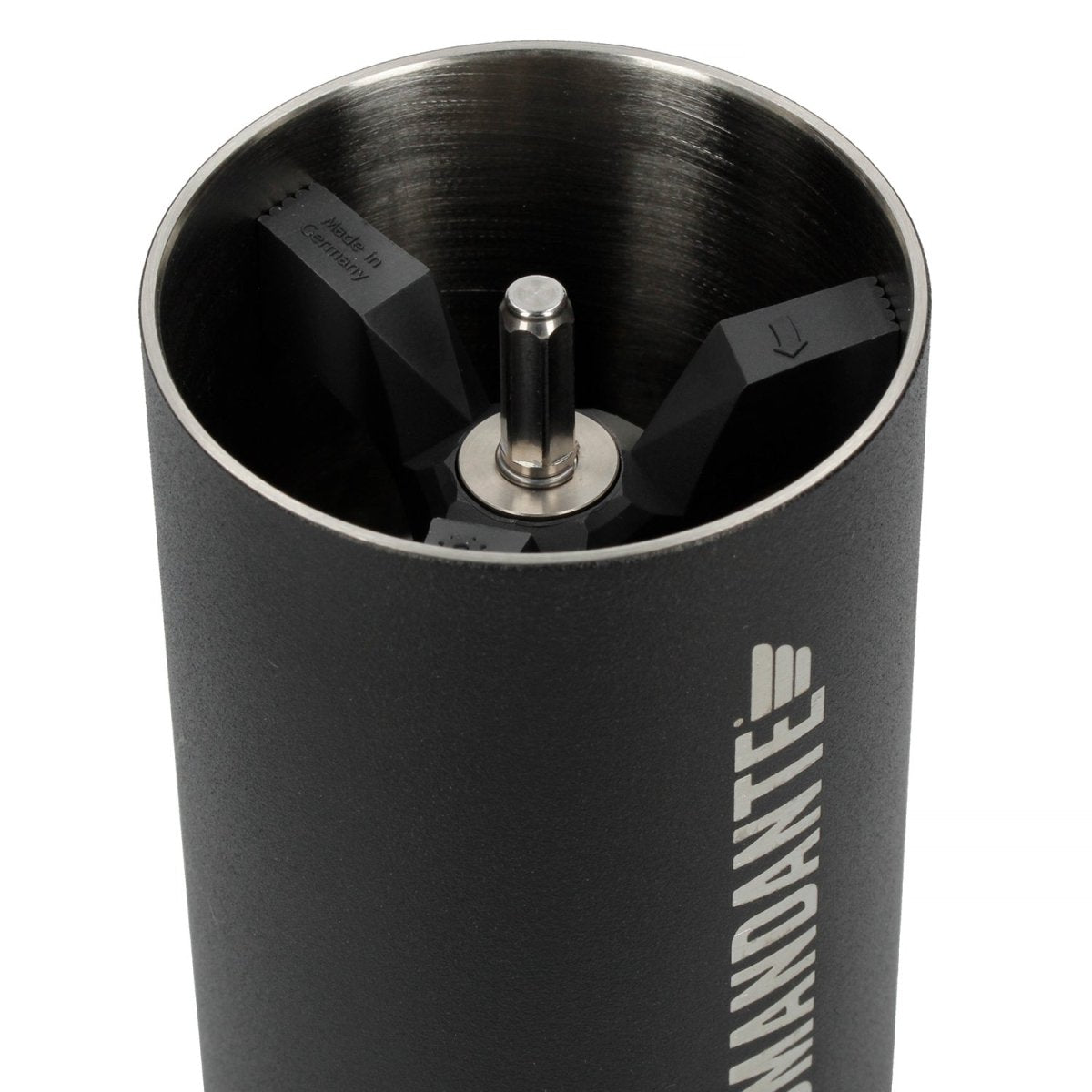 Comandante C40 MK4 Nitro Blade Handmuhle Schwarz Nahaufnahme Logo - Praezisions-Handmuhle bei 19grims.com Roasters Berlin