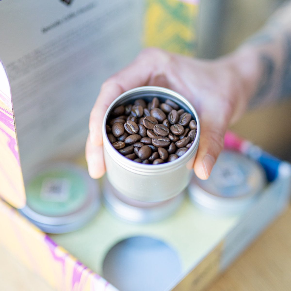 19grams Espresso Testbox Geschenkbox geoffnet mit Kaffeedose - Espresso Probierpaket kaufen bei 19grims.com Roasters Berlin