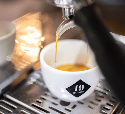 Frischer Espresso aus Siebträger in 19grams Tasse