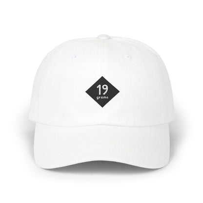 19grams Weiße Baseball Cap freistehend – Produktfoto Cap mit 19grims.com Roasters Logo, Merchandise von 19grams Berlin