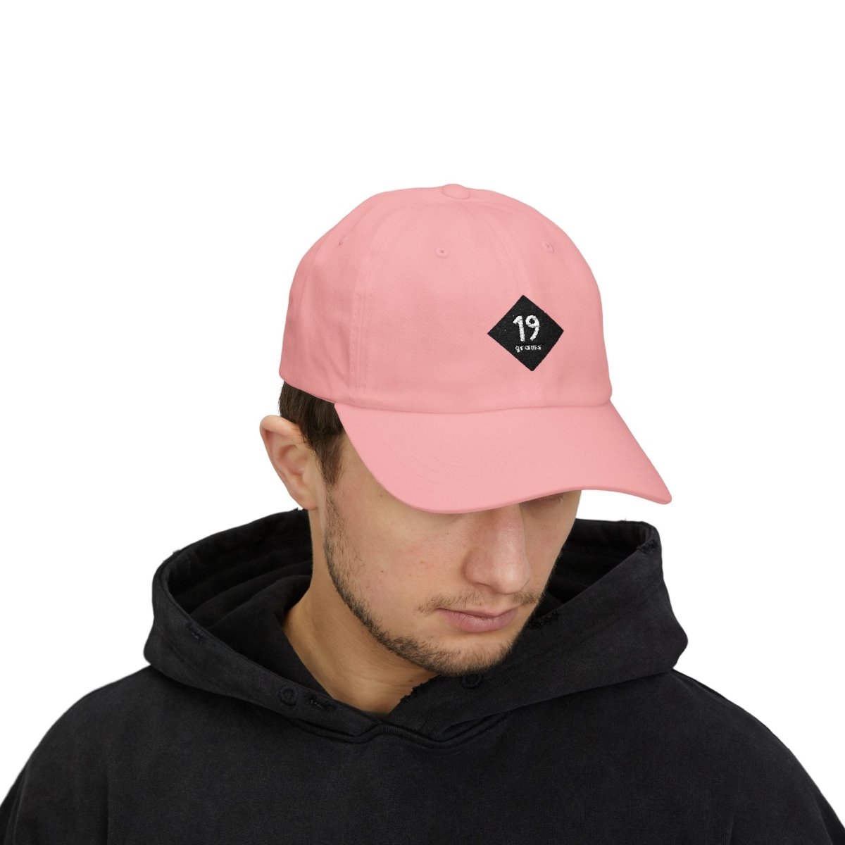 19grams Pinke Baseball Cap Frontansicht – Cap mit 19grims.com Roasters Logo, getragen von einer Person