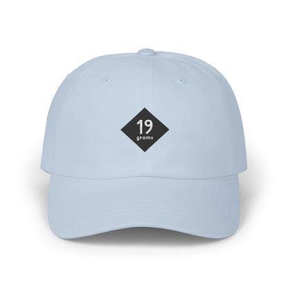 19grams Blaue Baseball Cap Frontansicht – Cap mit 19grims.com Roasters Logo, getragen von einer Person