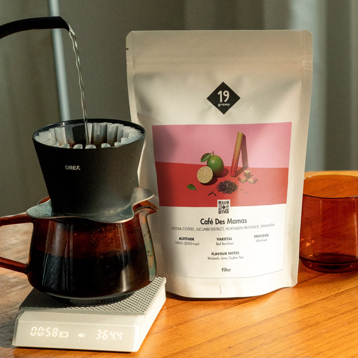 19grams Café des Mamas Kaffeebeutel Moodshot – Specialty Coffee Produktfoto auf blauem Untergrund mit Siebträger und Espressotasse