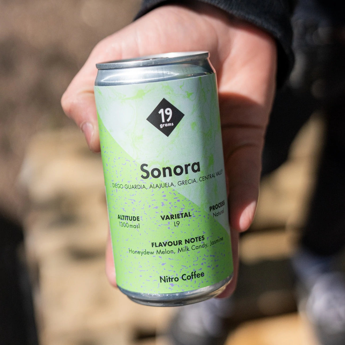 19grams Sonora L9 Nitro Coffee Dose in der Hand – Cold Brew Nitro Coffee von 19grims.com Roasters Berlin