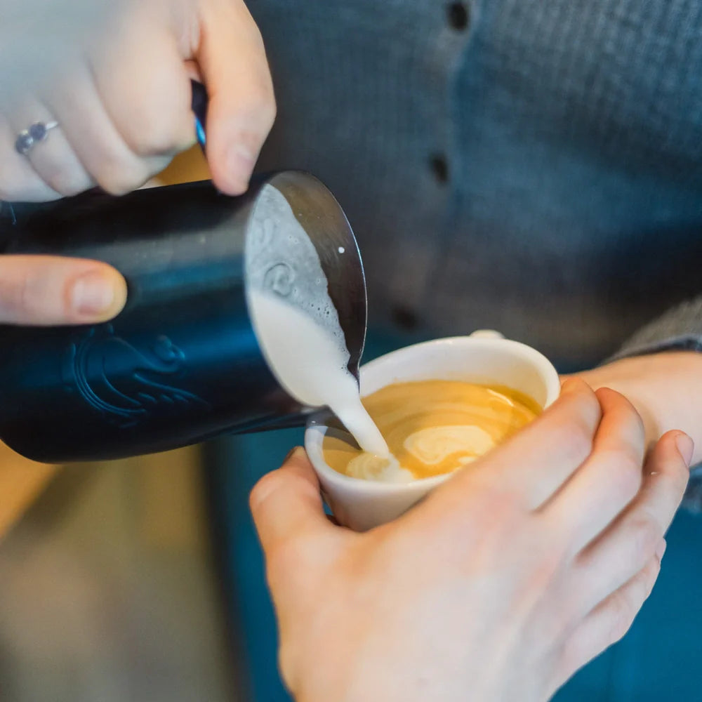 Barista gießt aufgeschäumte Milch in Espressotasse für Latte Art – 19grams Latte Art Training mit Arundhati Shenoy, Milchschaum-Muster für Specialty Coffee Berlin