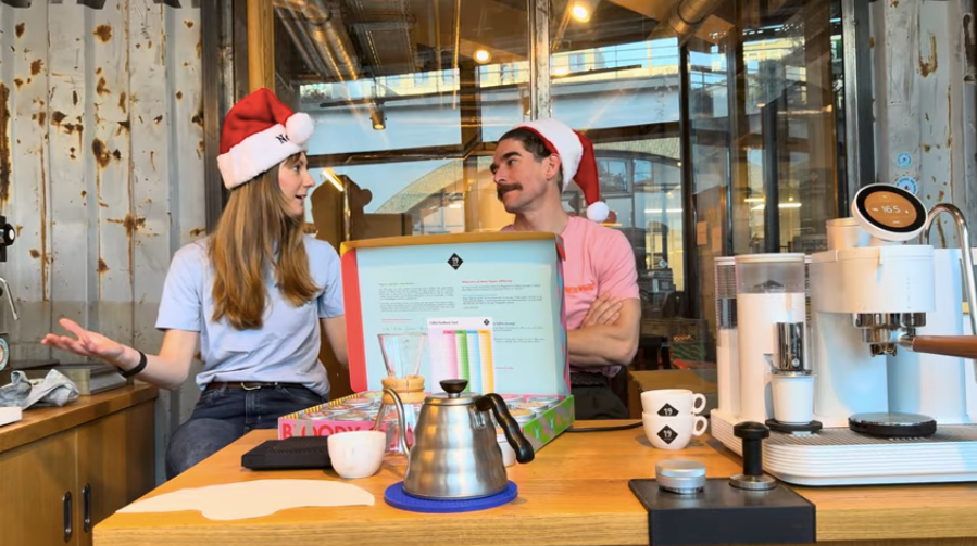 Laden Sie das Video: Brewing Coffee #24 of the Advent Calendar