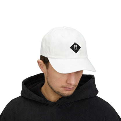 19grams Weiße Baseball Cap Frontansicht – Cap mit 19grims.com Roasters Logo, getragen von einer Person