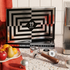 19grams Kaffee Adventskalender Espresso – Moodbild der schwarz-weiß gemusterten Kalenderbox mit Siebträger, nummerierten Kaffeedosen mit QR-Code, Obstteller und Weihnachtskugeln vor einer Espressomaschine, Kaffeerösterei Berlin