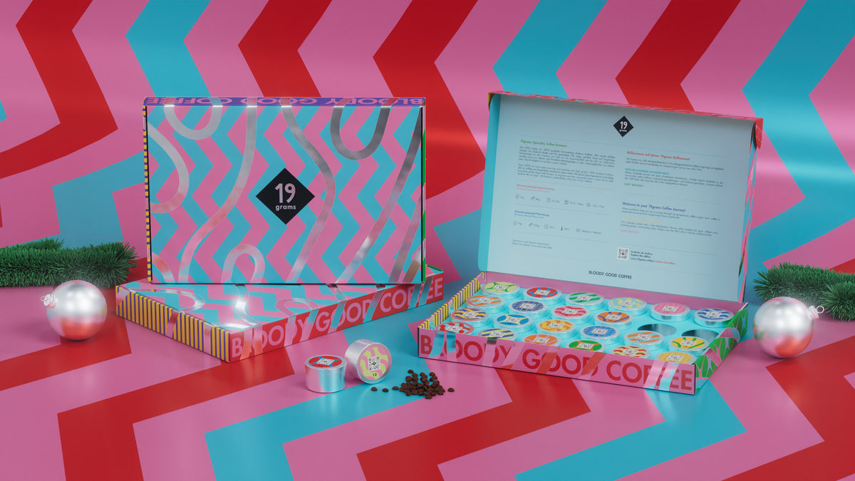 19grams Bloody Good Coffee Adventskalender 2025 – Mood-Aufnahme der Geschenkbox aus verschiedenen Perspektiven