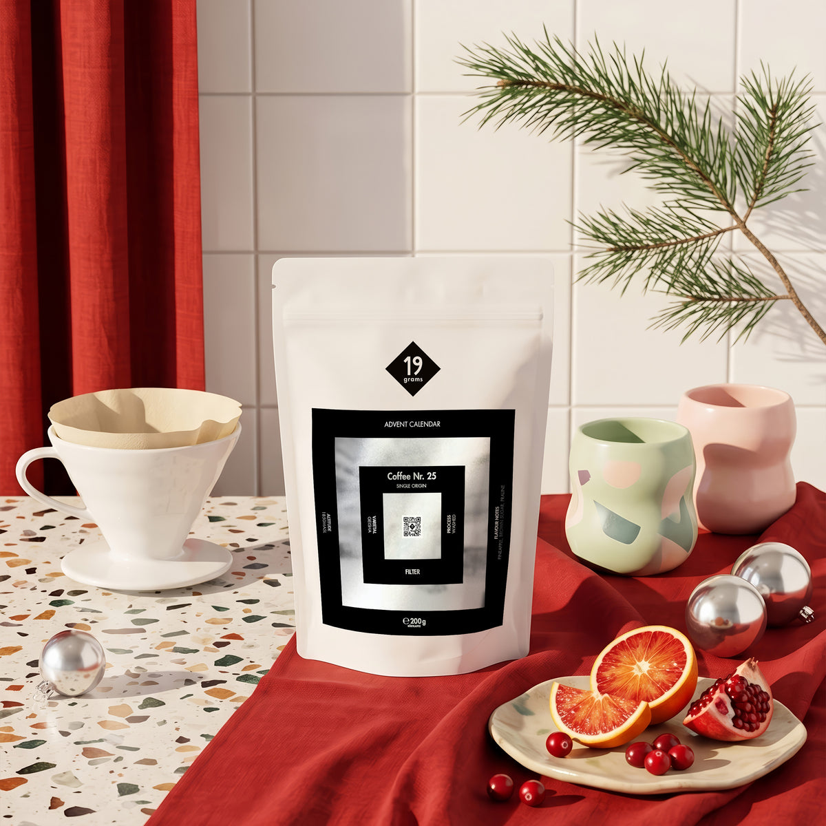 19grims.com Nr. 25 Adventskalender Specialty Coffee Moodbild – Kaffeebeutel mit Handfilter, Tassen, Blutorange und Granatapfel auf Terrazzo, Kaffeerösterei Berlin