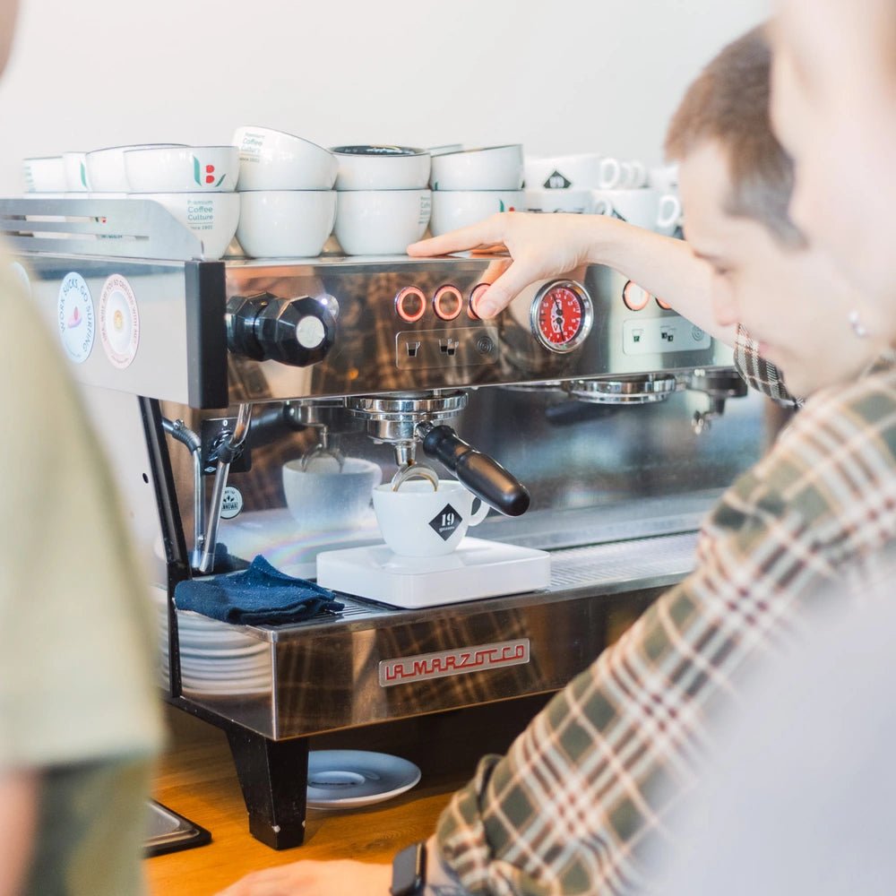 Barista an La Marzocco Espressomaschine beim moderner Espresso Barista-Kurs mit Arundhati Shenoy – Espresso ziehen lernen bei 19grams Specialty Coffee Workshops Berlin