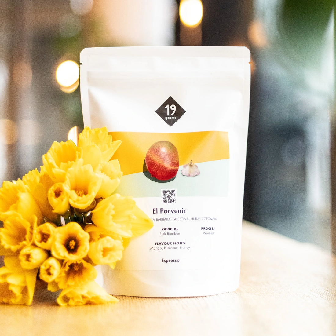 19grams El Porvenir Kolumbien Espresso mit Blumendekoration – Specialty Coffee mit Noten von Mango, Hibiskus und Honig, geröstet von 19grims.com Roasters Berlin