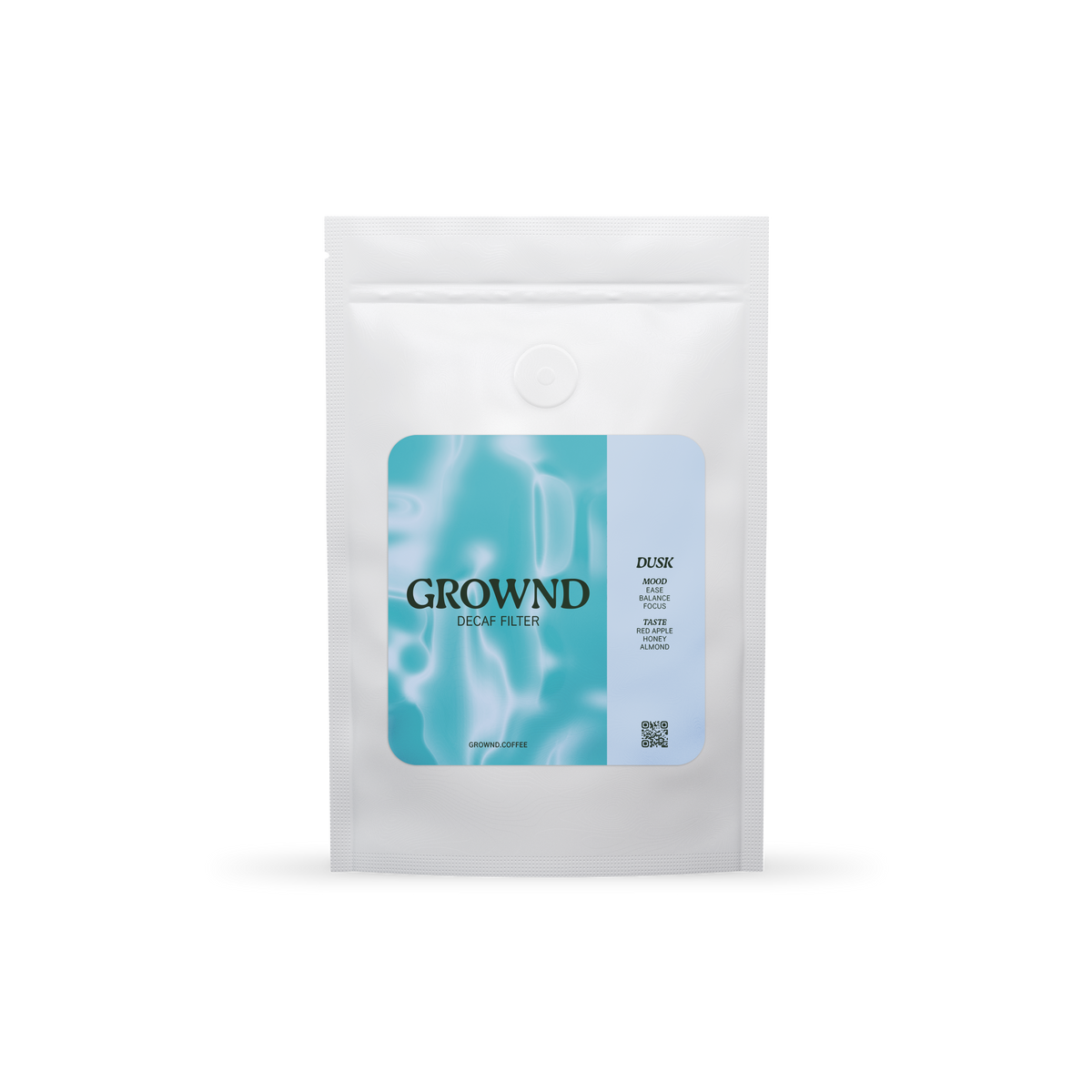 19grams GROWND Dusk Filter Decaf – Freigestellter Kaffeebeutel mit türkisfarbenem Wasser-Label in Vorderansicht vor weißem Hintergrund