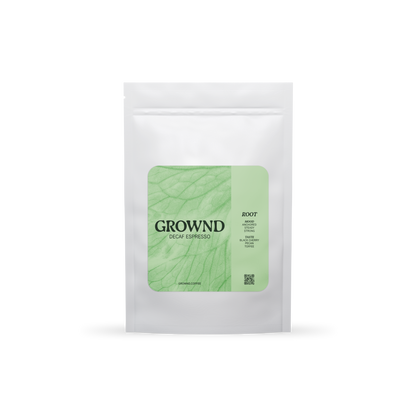 19grams GROWND ROOT Espresso Decaf – Freigestellter weißer Kaffeebeutel mit hellgrünem Blatt-Label, Geschmacksnoten Schwarzkirsche, Pekannuss und Toffee