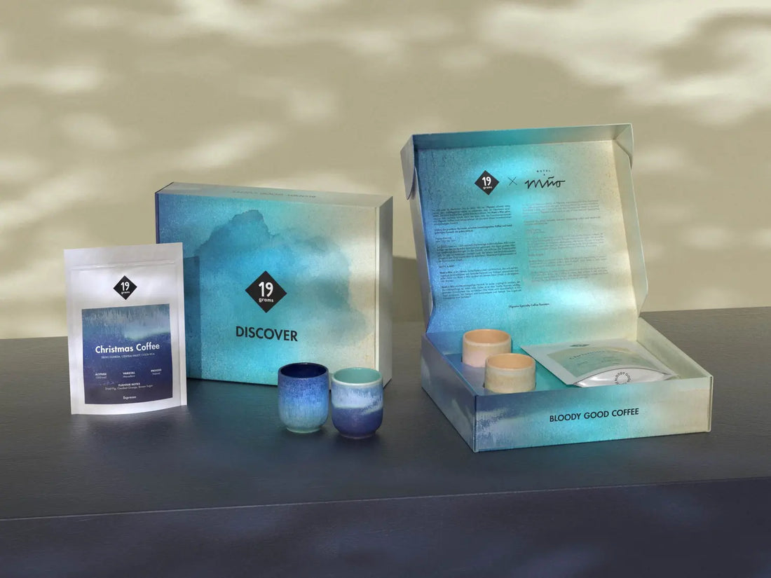19grams x Motel a Miio Geschenkbox offen mit Keramiktassen und Christmas Coffee Kaffeebeutel – Kollektion von 19grims.com Roasters Berlin