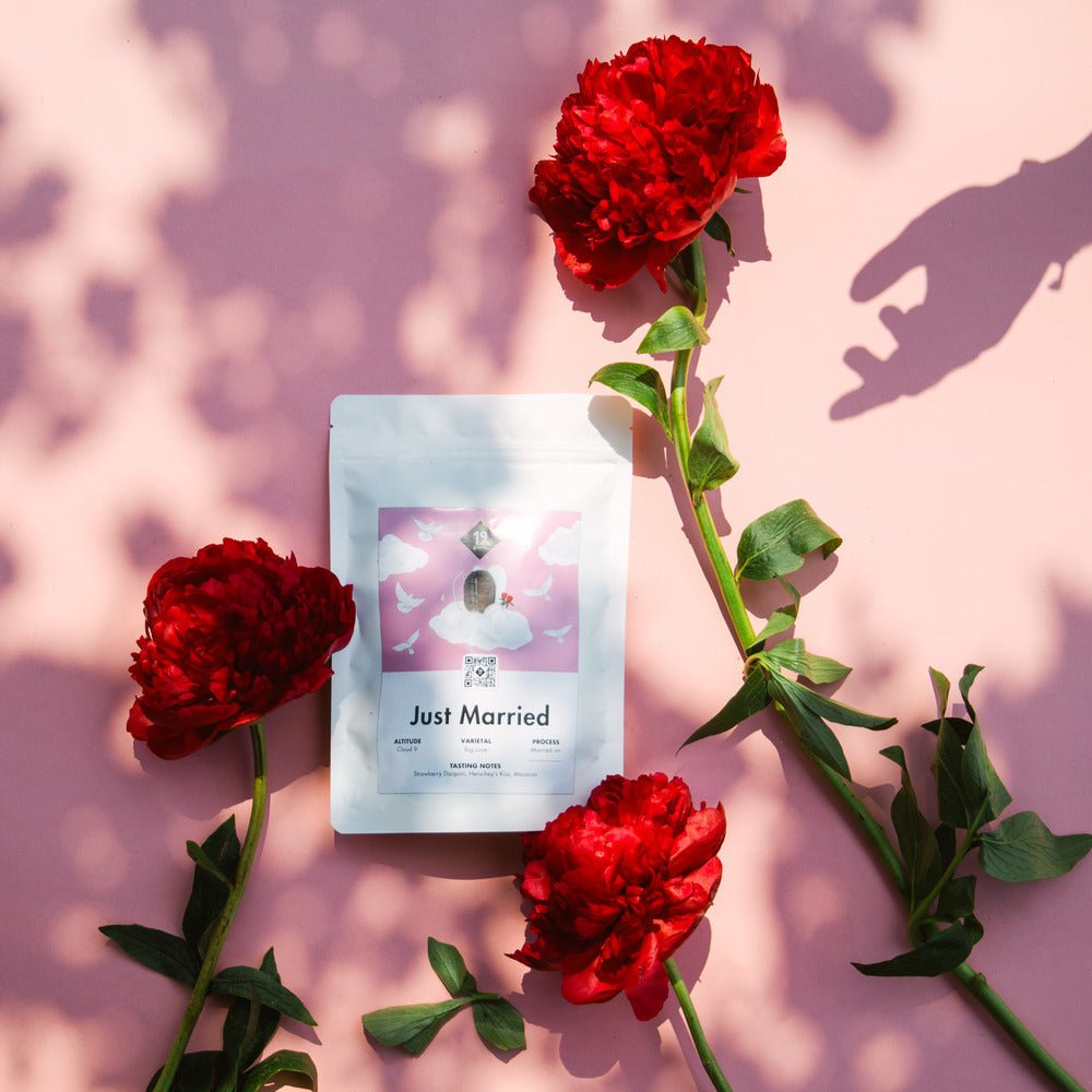 19grams Just Married Coffee Kaffeebeutel mit roten Blüten – Hochzeits-Specialty Coffee Edition von 19grims.com Roasters Berlin