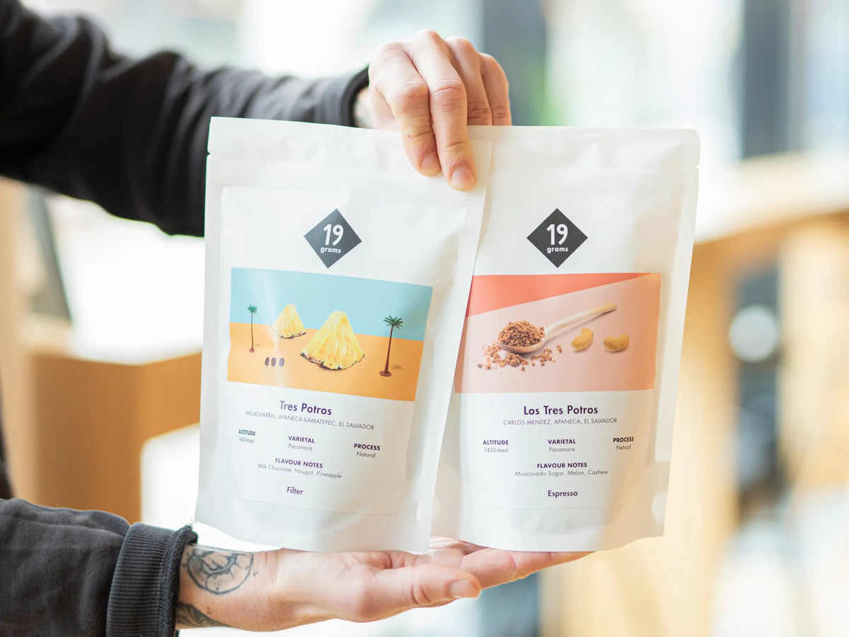 19grams Los Tres Potros Filter und Espresso Kaffee in der Hand präsentiert