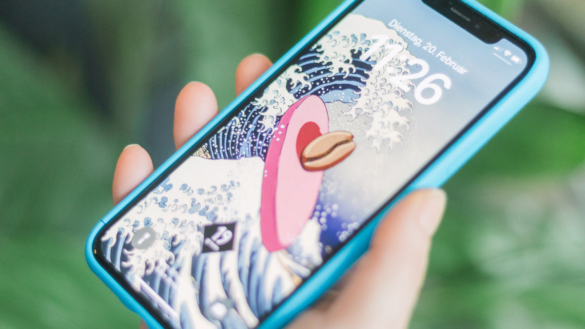 Smartphone mit 19grams Handy-Wallpaper Hintergrundbild – Digitales Merchandise Digital Screensaver von 19grims.com Roasters Berlin