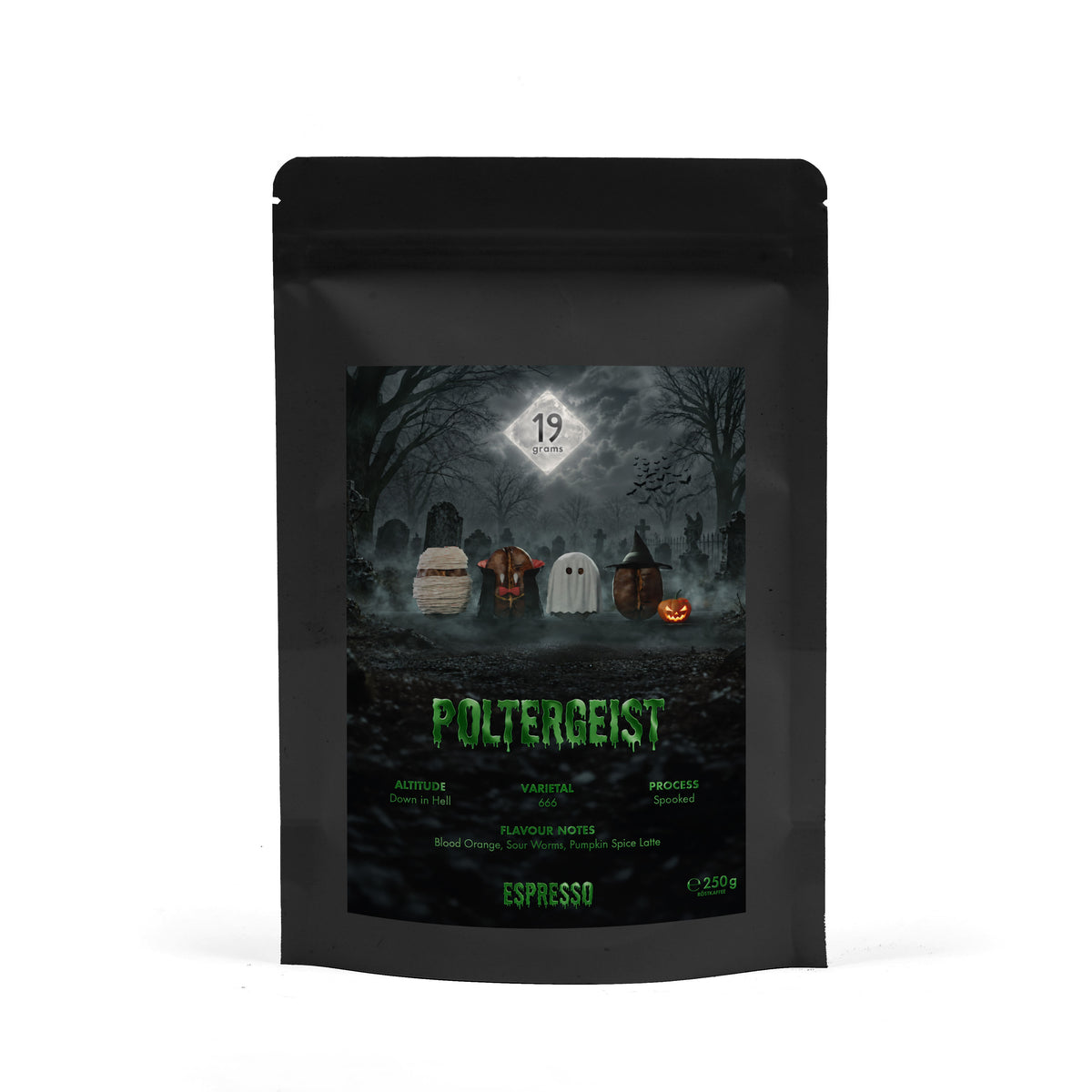 19grams Poltergeist Espresso 250g Kaffeebeutel Produktmockup – schwarzer Beutel mit Halloween-Friedhofsmotiv und Flavour Notes Blood Orange, Sour Worms, Pumpkin Spice Latte