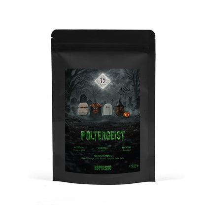 19grams Poltergeist Espresso 250g Kaffeebeutel Produktmockup – schwarzer Beutel mit Halloween-Friedhofsmotiv und Flavour Notes Blood Orange, Sour Worms, Pumpkin Spice Latte