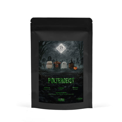 19grams Poltergeist Filter 250g Kaffeebeutel Produktmockup – schwarzer Beutel mit Halloween-Friedhofsmotiv und Flavour Notes Blood Orange, Sour Worms, Pumpkin Spice Latte
