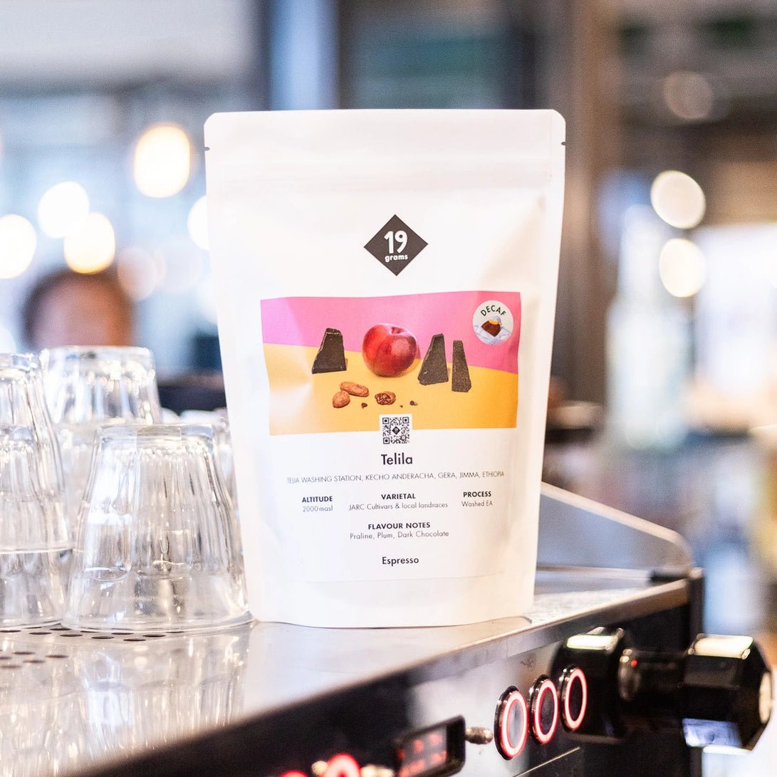 19grams Telila Decaf Äthiopien Espresso auf einer Kaffeemaschine – koffeinfreier Specialty Coffee, geröstet von 19grims.com Roasters Berlin