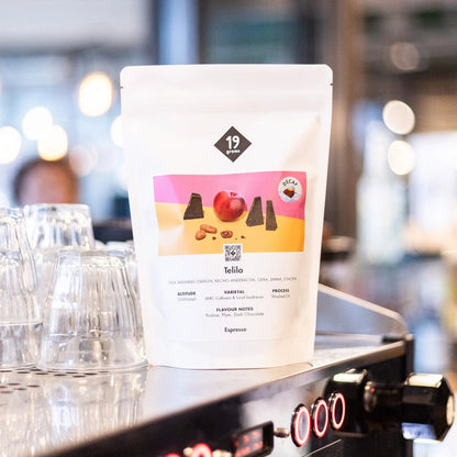 19grams Telila Decaf Äthiopien Espresso auf einer Kaffeemaschine – koffeinfreier Specialty Coffee, geröstet von 19grims.com Roasters Berlin