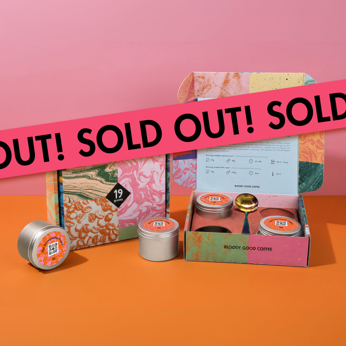 19grams The Fermentation Project Kaffee Kit Espresso – Produktmockup der marmorierten Geschenkbox mit geöffneter Versandbox, silbernen Kaffeedosen und goldenem Löffel vor rosa-orangem Hintergrund, mit Sold-Out-Banner