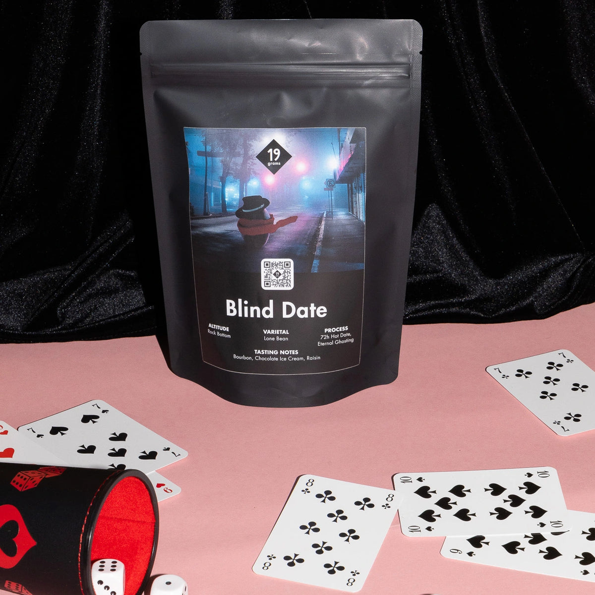19grams Valentinstag 2025 Special Edition Blind Date Kaffee – Kaffeebeutel mit Spielkarten und Würfel auf dem Tisch, limitierte Edition von 19grams Berlin