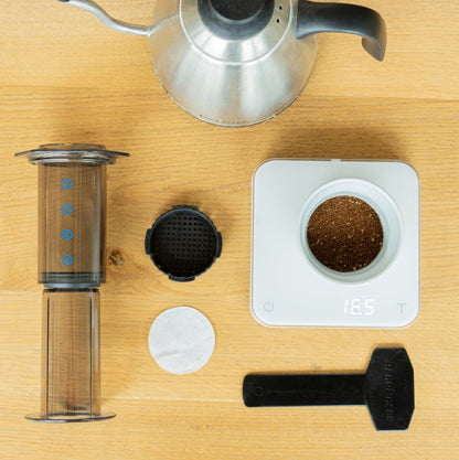 19grams Aerobie AeroPress Kaffeebereiter beim Zubereiten Druckpresse - AeroPress kaufen bei 19grims.com Roasters Berlin