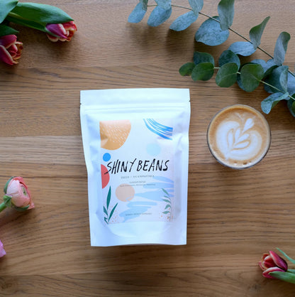 19grams Shiny Beans Espresso Kaffee aus Indien Draufsicht mit Latte - Single Origin Espresso kaufen bei 19grims.com Roasters Berlin