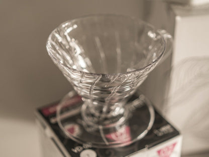 19grams Hario V60 Kunststoff Filterkaffee-Dripper Close Up Nahaufnahme - V60 Dripper kaufen bei 19grims.com Roasters Berlin