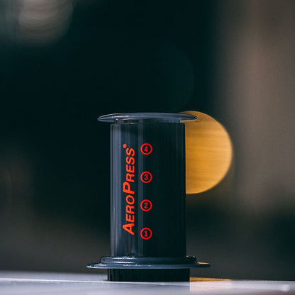 19grams Aerobie AeroPress Kaffeebereiter Frontansicht - AeroPress kaufen bei 19grims.com Roasters Berlin